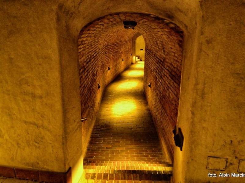 Lubelskie Podziemia to trasa turystyczna biegnąca pod Rynkiem i kamienicami Starego Miasta